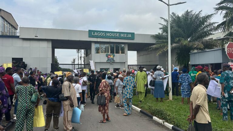 LAGOS PENSIONERS PROTEST AT LAGOS HOUSE, DEMAND PAYMENT OF OUTSTANDING BENEFITS LAGOS PENSIONERS PROTEST AT LAGOS HOUSE, DEMAND PAYMENT OF OUTSTANDING BENEFITS